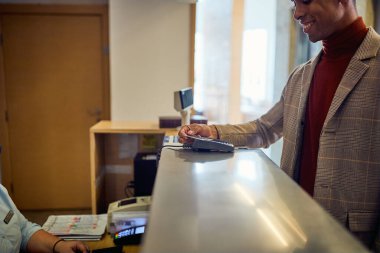 Genç bir iş adamı bir iş gezisi sırasında iyi bir ruh hali içinde bir otele giriş yapıyor. İş, insanlar, otel, gezi