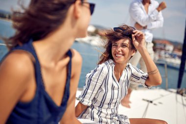 Modern zengin arkadaşlar yatta birlikte yelken açıyorlar.