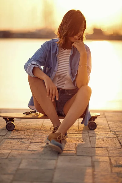 Une Jeune Belle Jeune Fille Assise Sur Une Planche Roulettes — Photo
