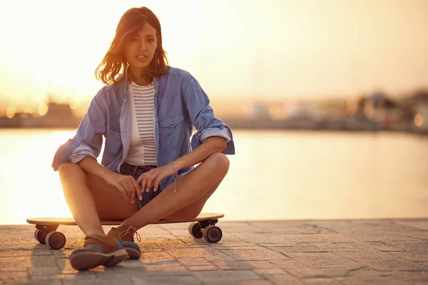 Una Giovane Bella Ragazza Seduta Uno Skateboard Molo Sul Mare — Foto Stock