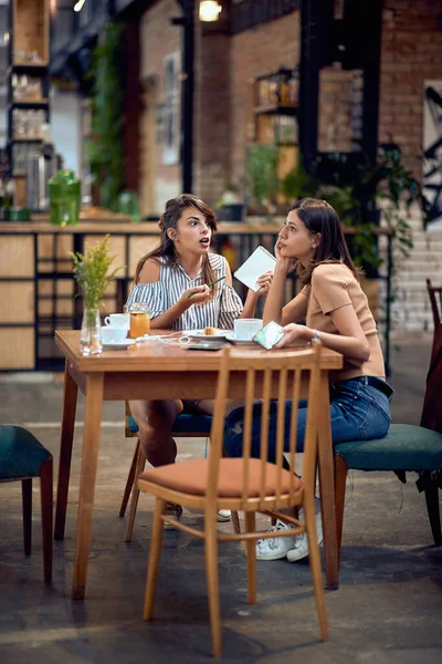 Dos Mujeres Jóvenes Cafetería Hablando Discutiendo Algo Serio Mujer Explicándole — Foto de Stock