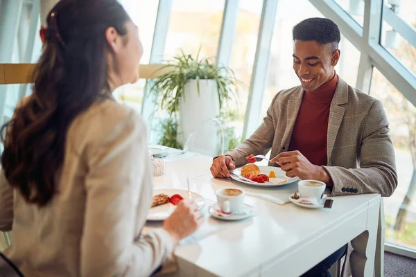 Junge Kollegen Essen Während Einer Geschäftsreise Entspannter Atmosphäre Hotelrestaurant Unternehmen — Stockfoto