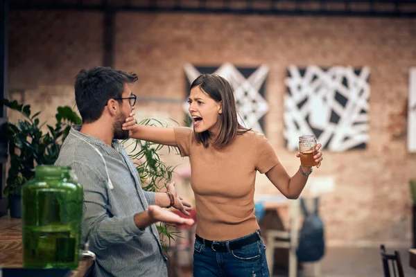 Pareja Joven Bar Discutiendo Mujer Enojada Con Hombre Con Boca —  Fotos de Stock