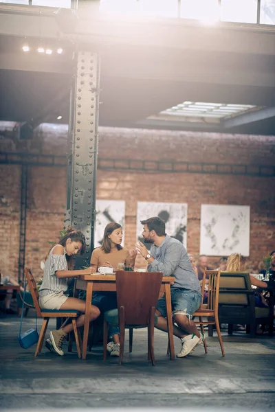 Fiatal Diákok Kávészünetet Tartanak Beszélgetnek Valamiről Írnak Tanulás Üzlet Pihenés — Stock Fotó