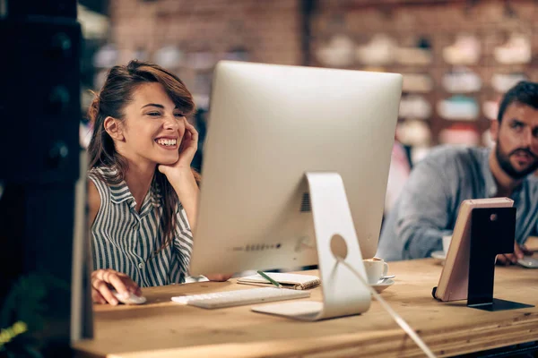 美しい若い女性は仕事で喜びを感じます コンピュータ上で作業 チームワーク ビジネスコンセプト — ストック写真
