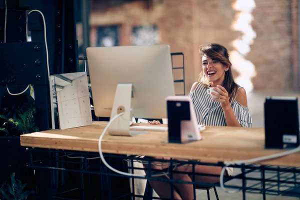 快乐的女人拿着咖啡工作 看着屏幕 对自己的工作感到满意 网吧概念 — 图库照片