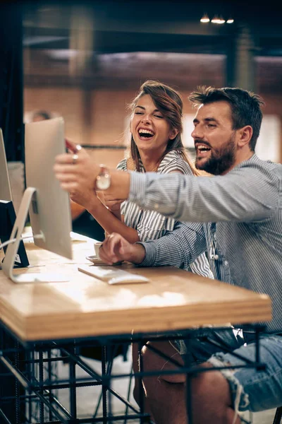 若い美しい男性と女性の同僚の仕事では Pcの画面で話を見て 幸せな気分 フリーランス ビジネス チームワークの概念 — ストック写真