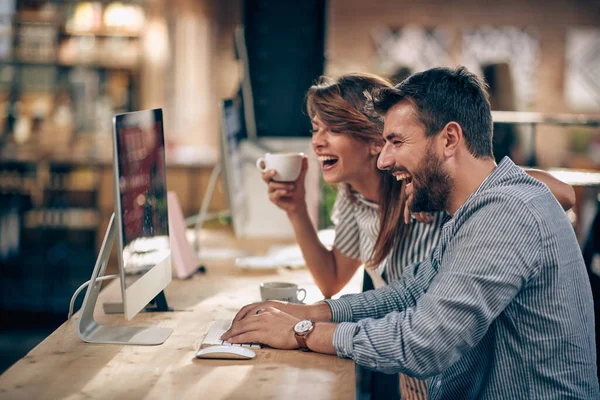 Young Creative Colleagues Coffee Break Looking Computer Desktop Screen Laughing — Stock Photo, Image