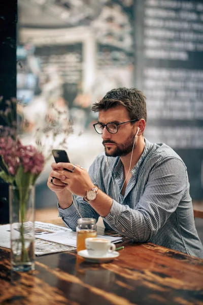 Businessman Cafe Using Smartphone Earphones Coffee Break Business Student Coffee — Stock Photo, Image