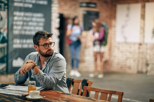 Kafeteryada Gazeteli Genç Bir Adam Arkadaşını Bekliyor Bitkin Görünüyor Kafedeki — Stok fotoğraf