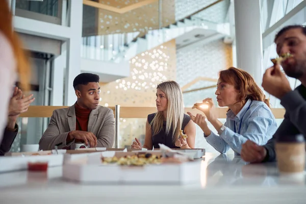 Fiatal Üzletemberek Beszélgetnek Élvezik Pizzát Ebédszünet Alatt Barátságos Légkörben Cég — Stock Fotó