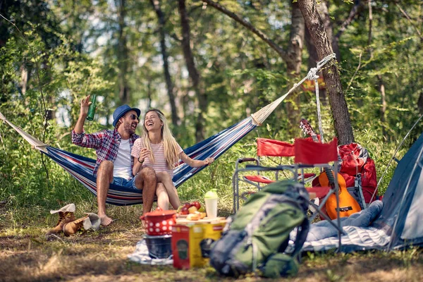 Unge Par Nyder Hængekøjen Lejren Skoven Smuk Dag Campingpladser Mennesker - Stock-foto