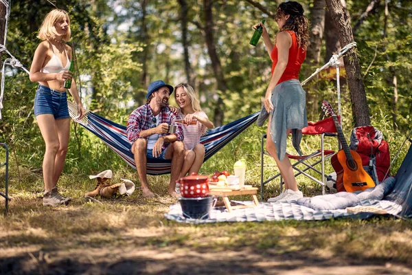 Camping Turism Conceptul Călătorie Tinerii Prieteni Simt Bine Excursie Camping — Fotografie, imagine de stoc