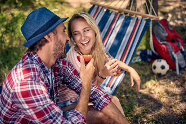 森の中のキャンプで若い愛情のカップル 美しい女性とハンサムな男一緒に時間を過ごす自然 — ストック写真