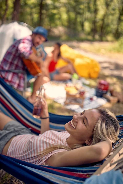 Jonge Glimlachende Vrouw Camping Het Bos Tijd Doorbrengen Natuur — Stockfoto