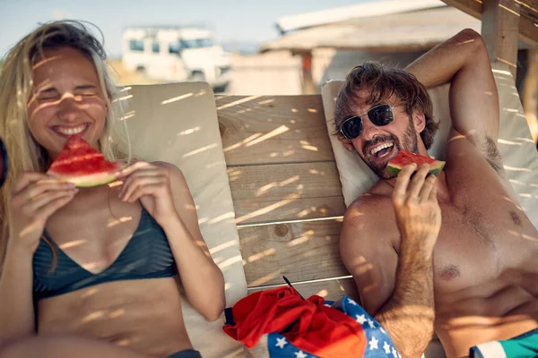 カップルは一緒にビーチで笑って楽しんでいます 女を笑わせる男 ライフスタイルの概念 — ストック写真