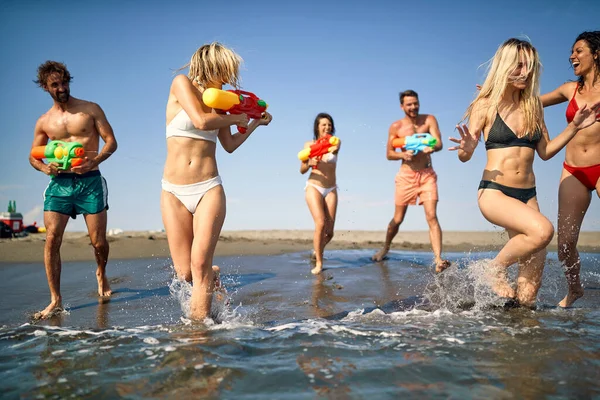 Grupo Estudiantes Amigos Peleando Con Arma Agua Playa —  Fotos de Stock