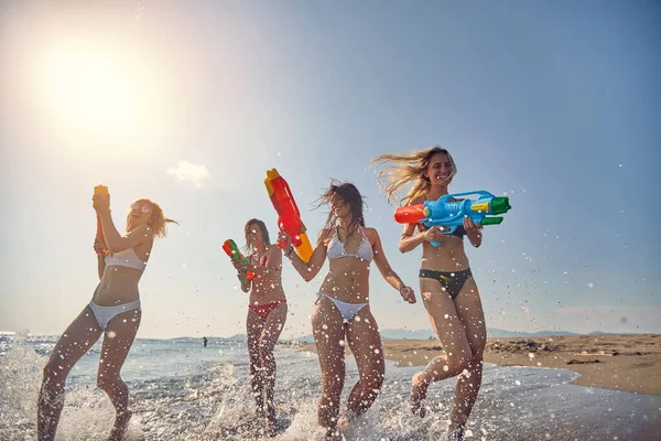 Group Cheerful Friends Having Water Gun Fight Beach — Stock Photo, Image