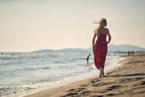 Μια Νεαρή Γυναίκα Απολαμβάνει Μια Βόλτα Στην Παραλία Μια Όμορφη — Φωτογραφία Αρχείου