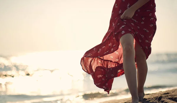 Feminino Vestido Vermelho Andando Praia Areia — Fotografia de Stock