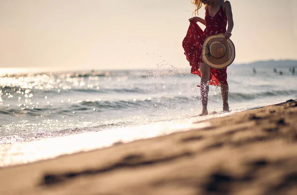 Junge Frau Schwenkenden Roten Sommerkleid Strand Mit Modischem Strohhut Urlaub — Stockfoto