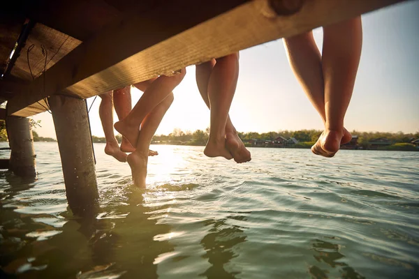 Shot Barefoot Group Friends Sitting Dock River Beautiful Summer Day — Stock Photo, Image