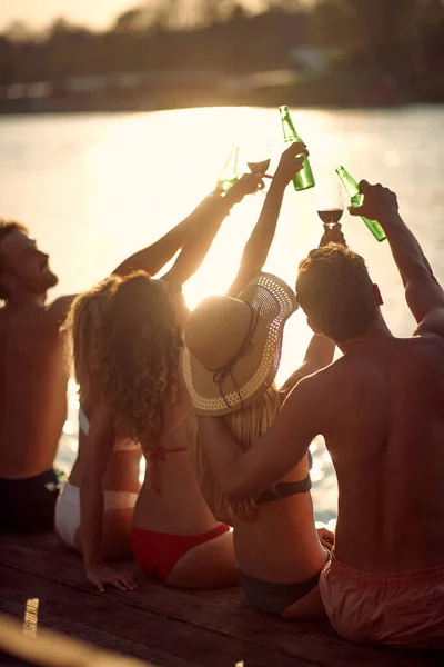 Gruppe Von Freunden Trinkt Einem Sommertag Zusammen Auf Dem Fluss — Stockfoto