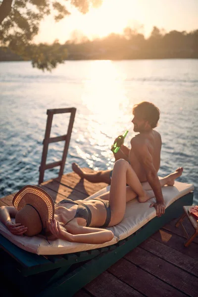 浪漫的男女青年放松了下来 一对情侣在度假旅行 — 图库照片