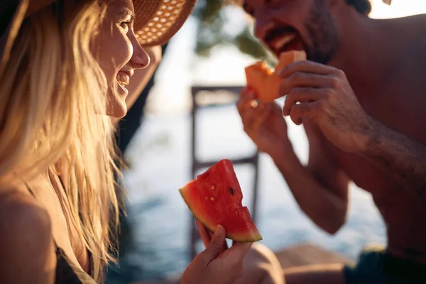 メロンの果物を一緒に楽しむカップルの肖像画のショットを閉じます 海で夏休み ライフスタイルの概念 — ストック写真