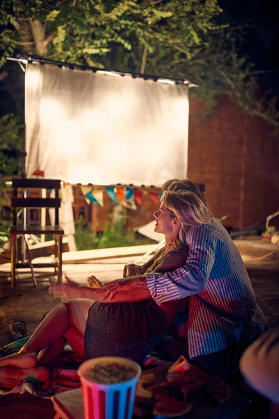Romantikus Férfi Lány Élvezi Együtt Szabadban Éjjel Filmet Nézni — Stock Fotó