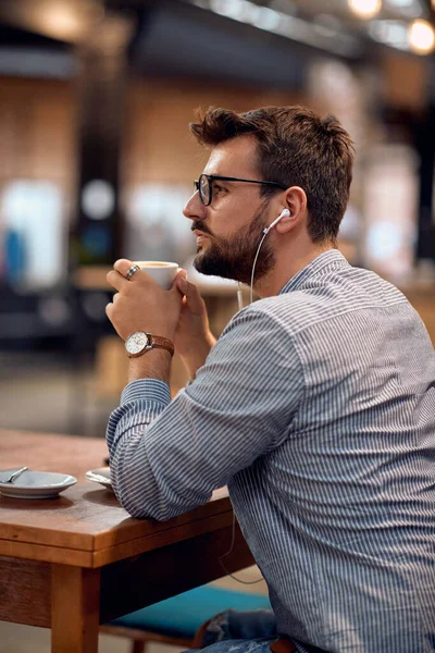 Unga Företag Man Tänka Meditera Planera Framtid Och Dricka Kaffe — Stockfoto
