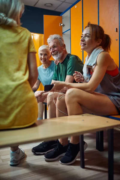 老夫妇和朋友聊天 一组四人在健身房更衣室锻炼后 老年生活概念 — 图库照片