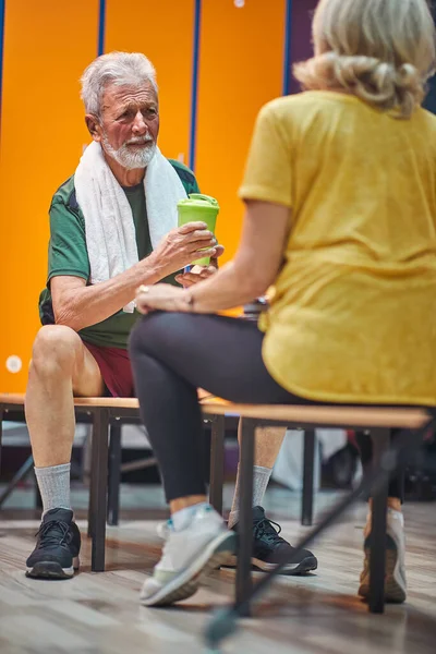 Uomo Donna Anziani Palestra Spogliatoio Avendo Una Conversazione Mentre Seduto — Foto Stock