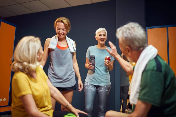 Gruppo Quattro Persone Nello Spogliatoio Che Preparano Allenamento Anziana Donna — Foto Stock
