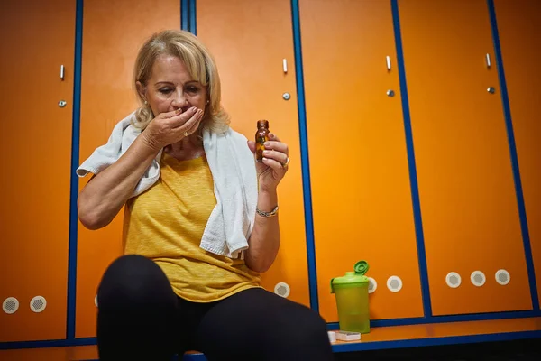 Senior Kvinna Sportkläder Tar Medicin Och Vitaminer Efter Träningspass Hälsa — Stockfoto