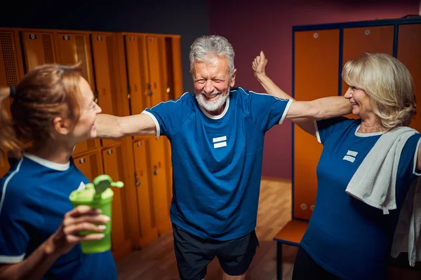 Sport Team Seniorer Och Ung Kvinna Känner Glädje Omklädningsrummet Dela — Stockfoto