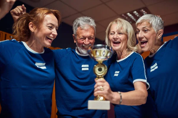 Team Senior Voetballers Enthousiast Het Winnen Van Gouden Beker Viering — Stockfoto