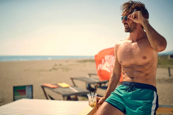 Bez Koszuli Przystojny Mężczyzna Pozowanie Sam Plaży — Zdjęcie stockowe
