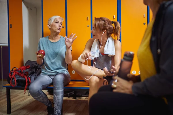 女人们在更衣室里锻炼前与她的朋友们交谈 年长的女人留着短发与她的朋友交谈 积极的生活方式概念 — 图库照片