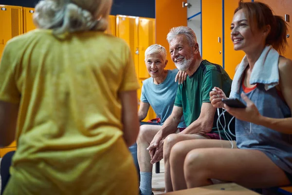 美しい若い女性と3人の高齢者のドレッシングルームの話をし ワークアウト後にリラックスし エネルギーを感じている 健康と健康の概念 — ストック写真