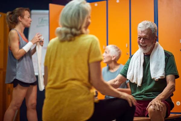 Grupp Människor Gymmet Omklädningsrum Senior Man Och Kvinna Pratar Och — Stockfoto