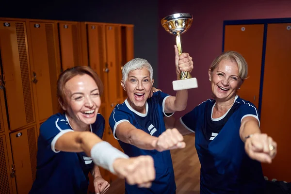 Seniorin Mit Goldpokal Freut Sich Über Ersten Platz Sportlerinnen Feiern — Stockfoto