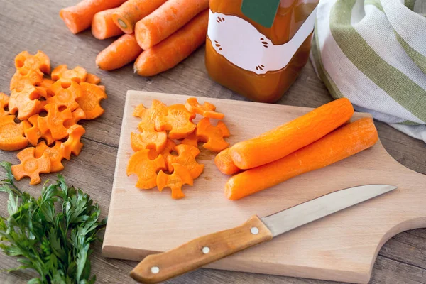 Нарезанная Сырая Морковь Деревянном Кабане — стоковое фото