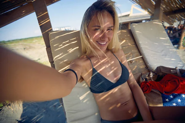 Chica Tomando Sol Una Playa Disfrutando Verano Tomando Selfie —  Fotos de Stock