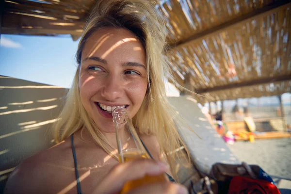 Smiling Girl Bikini Sunbathing Beach Enjoying Summer Drink Beer — Stock Photo, Image