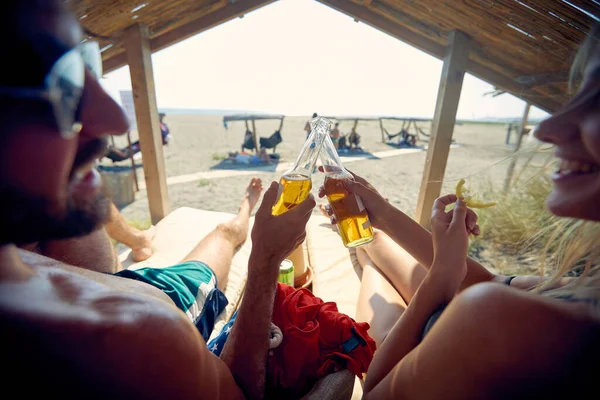 Casal Jovem Praia Aplaudindo Com Bebida Deitado Espreguiçadeiras Homem Mulher — Fotografia de Stock