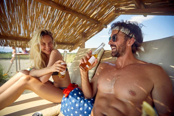 해변에서 맥주를 마시며 휴가를 즐기는 — 스톡 사진