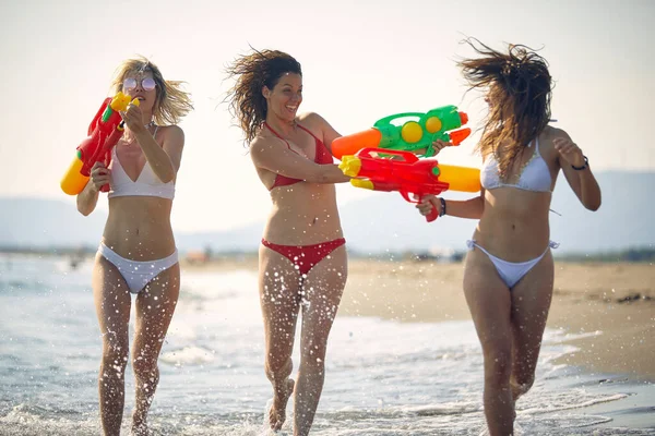 Verrückte Junge Frau Hat Bei Sonnigem Tag Spaß Mit Wasserpistole — Stockfoto