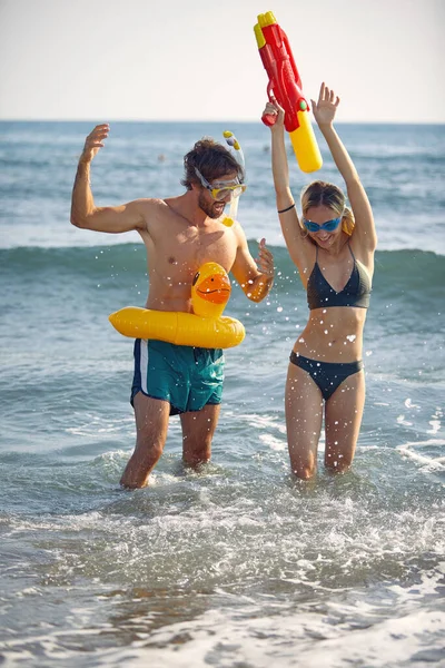 Junges Verspieltes Paar Strand Die Frau Fühlt Sich Siegreich Der — Stockfoto
