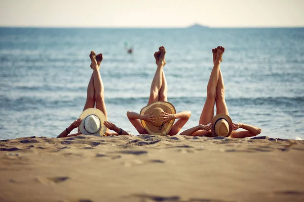 Dia Praia Raparigas Estão Mentir Levantaram Pernas Descanse Praia — Fotografia de Stock